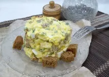 Салат з куркою та грибами рецепт з курячою грудкою, маринованими огірками, печерицями, смачний з грибами