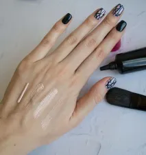 Сяючий nude-макіяж основа-флюїд та помада-блиск Artistry Signature Color - Amazing life style помада-блиск