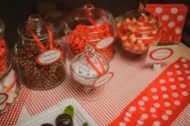 Весільне оформлення у червоному кольорі Кенді Бара, який стане яскравою весільною зоною на будь-якому. весільне