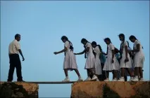 Діти, які заради школи та знань щодня долають небезпечні перешкоди знань