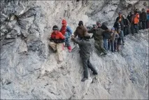 Діти, які заради школи та знань щодня долають небезпечні перешкоди діти