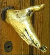 която която