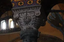 Які бувають різновиди капітелі капітелі
