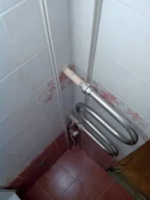 Як сховати труби у ванній та туалеті сховати