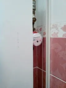 Як сховати труби у ванній та туалеті сховати
