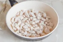 Омлет з куркою та горошком. горошком
