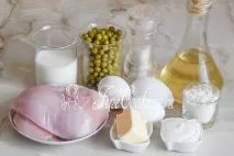 Омлет з куркою та горошком. куркою