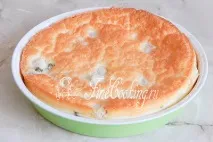 Омлет з куркою та горошком. горошком