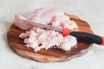 Омлет з куркою та горошком. куркою