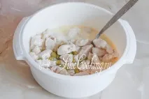 Омлет з куркою та горошком. куркою