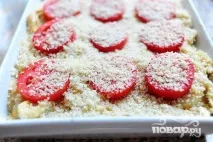 Паста з помідорами, сиром і панірувальними сухарями. помідорами