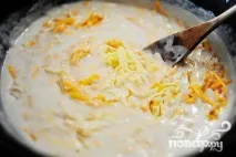 Паста з помідорами, сиром і панірувальними сухарями. помідорами