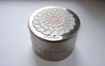надає