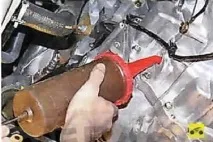 Перевірка рівня та заміна олії в механічній коробці передач на Nissan Almera Classic перевірка