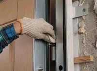 Встановлення вхідних дверей в дерев’яних та піноблочних будинках. яних