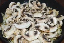 Свинина з грибами у сметанному соусі свинина