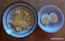 Зелений борщ зі щавлем, яйцем і шпинатом. щавлем