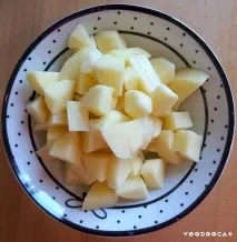 Зелений борщ зі щавлем, яйцем і шпинатом. зелений