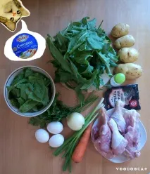Зелений борщ зі щавлем, яйцем і шпинатом. щавлем