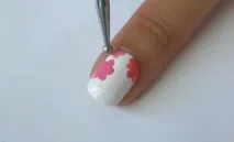 Дизайн нігтів з квітами Marimekko Marimekko
