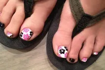 Дизайн нігтів з квітами Marimekko Marimekko