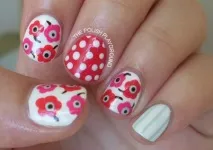 Дизайн нігтів з квітами Marimekko квітами