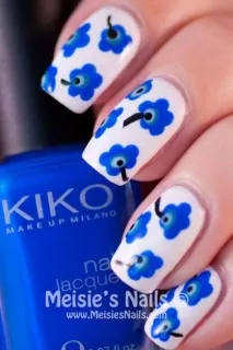 Дизайн нігтів з квітами Marimekko квітами