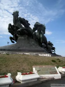 Ех, тачанка-ростівчанка… Дороги світу ятник