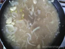 Яловичина з рисом на сковороді сковороді
