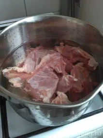Яловичина з рисом на сковороді яловичина