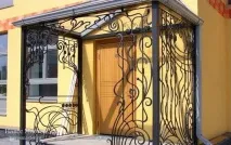 Як зробити навіси та козирки ковані або з металопрофілю над ганком, входом, побудувати та козирки