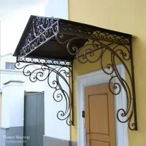Як зробити навіси та козирки ковані або з металопрофілю над ганком, входом, побудувати та навіси
