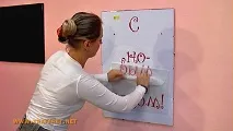 Клеїмо на стіну велику декоративну наклейку велику