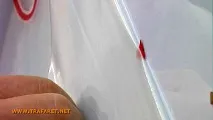 Клеїмо на стіну велику декоративну наклейку клеїмо