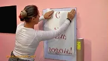 Клеїмо на стіну велику декоративну наклейку декоративну