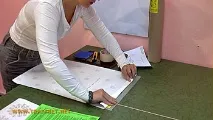 Клеїмо на стіну велику декоративну наклейку декоративну