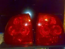 Затягнув червоною плівкою задні фари плівкою
