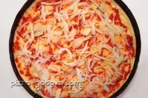 Піца з печерицями, овочами та сиром. печерицями