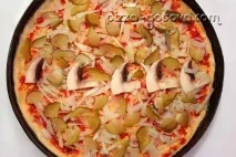 Піца з печерицями, овочами та сиром. овочами