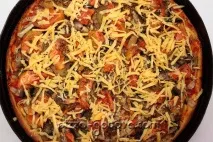 Піца з печерицями, овочами та сиром. печерицями