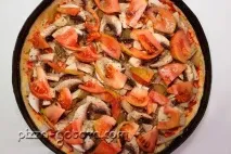 Піца з печерицями, овочами та сиром. піца