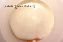 Піца з печерицями, овочами та сиром. піца