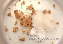 Піца з печерицями, овочами та сиром. сиром
