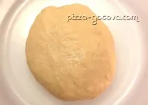 Піца з печерицями, овочами та сиром. готується