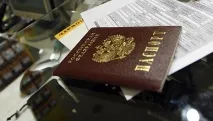 Українці зможуть обирати, отримувати звичайний паспорт або з чіпом - РИА Новости українці