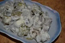 Рецепт - Салат з ковбасою, сиром та помідорами з фото помідорами