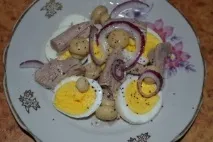 Рецепт - Салат з ковбасою, сиром та помідорами з фото сиром