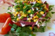 Рецепт - Салат з ковбасою, сиром та помідорами з фото ковбасою