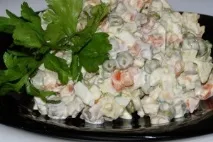Рецепт - Салат з ковбасою, сиром та помідорами з фото ковбасою