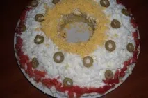 Рецепт - Салат з ковбасою, сиром та помідорами з фото сиром